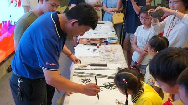 傳授盲畫技藝，共建有光世界——關(guān)愛盲童公益勵(lì)志活動(dòng)在南寧舉行